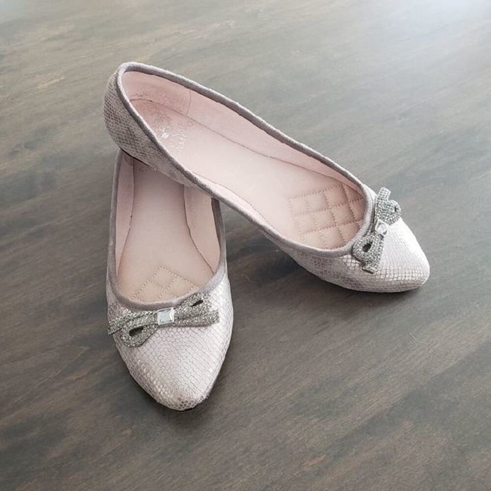 Vince Camuto Leather Flats Size 8 Silver Snakeskin Rhinestone Bow Shiny